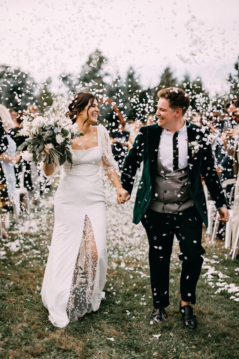 OUTDOOR TENTED WEDDING IN NIAGARA ONTARIO // YOUNG GLASS PHOTOGRAPHY