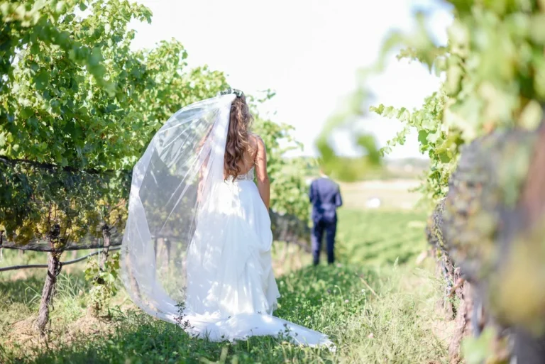 WHY YOU SHOULD DO A FIRST LOOK ON YOUR WEDDING DAY | THE VINEYARD BRIDE GUIDE